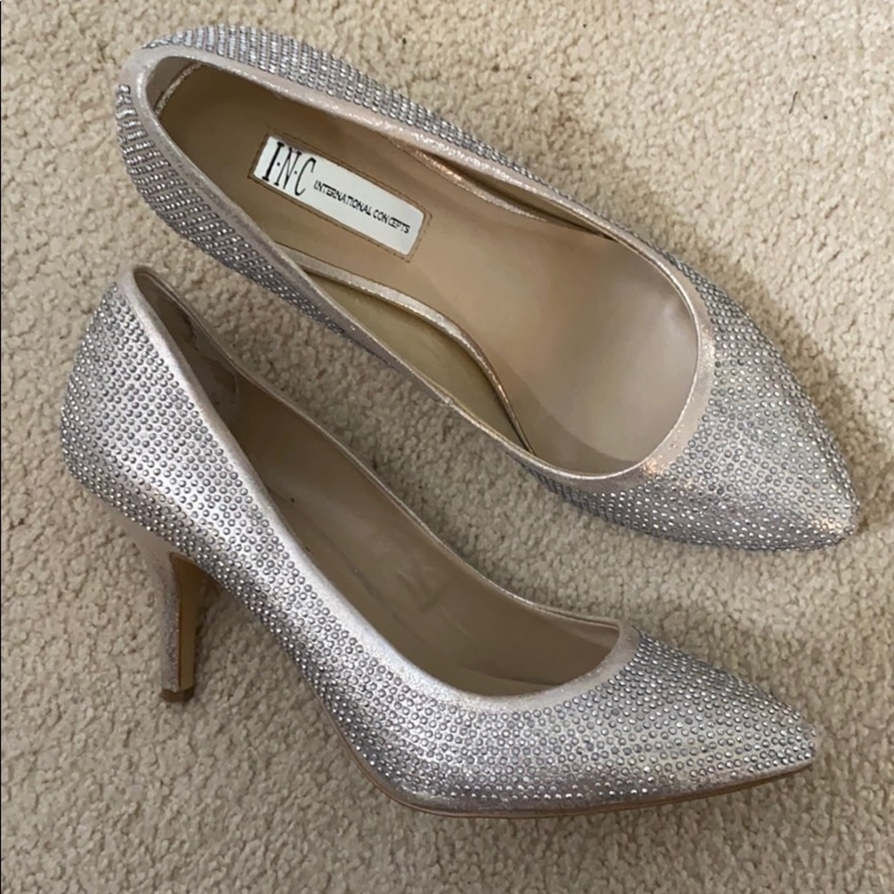Super cute sparkly heels!